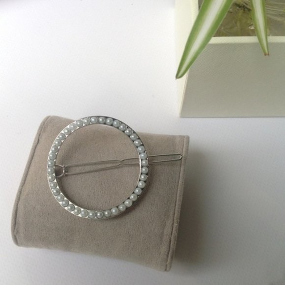 Brandy Melville Gold Metal Pearl Circle Hair Clip - Picture 2 of 5